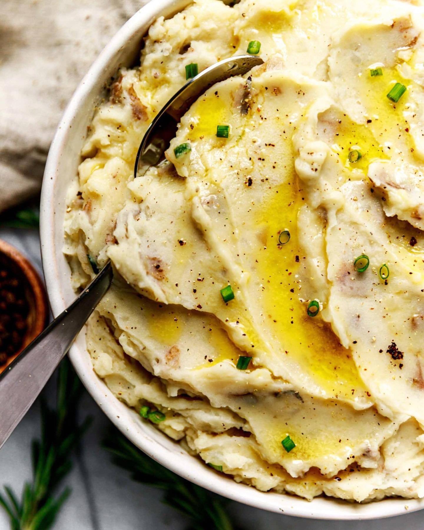 Creamy Slow Cooker Garlic Mashed Potatoes recipe from @allthehealthythings
